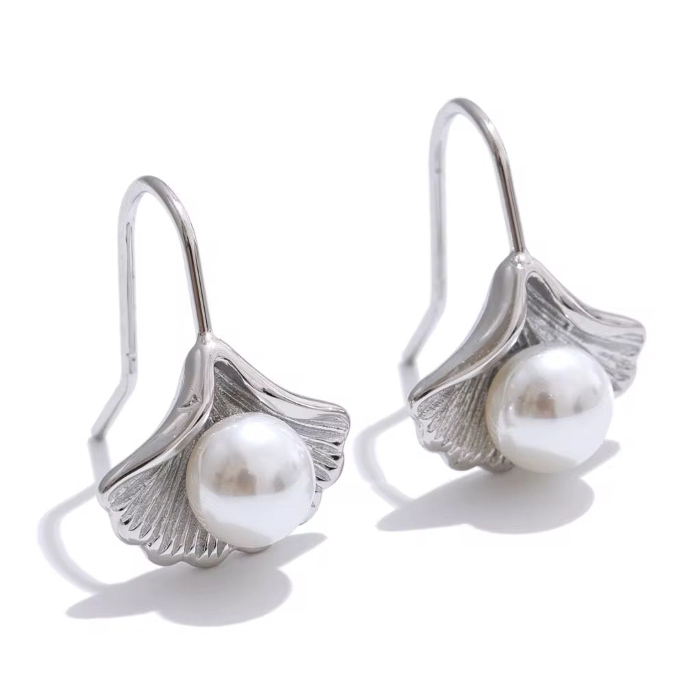 Little shell pearl earrings